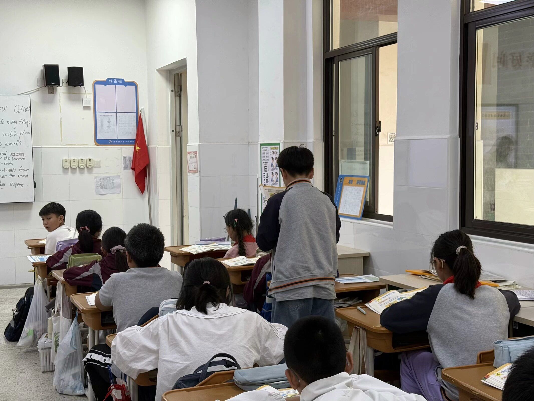 【湖畔·童化课堂】凝“新”聚力，共促成长——记英语组第一次校本教研_html_3e0ebf96.jpg