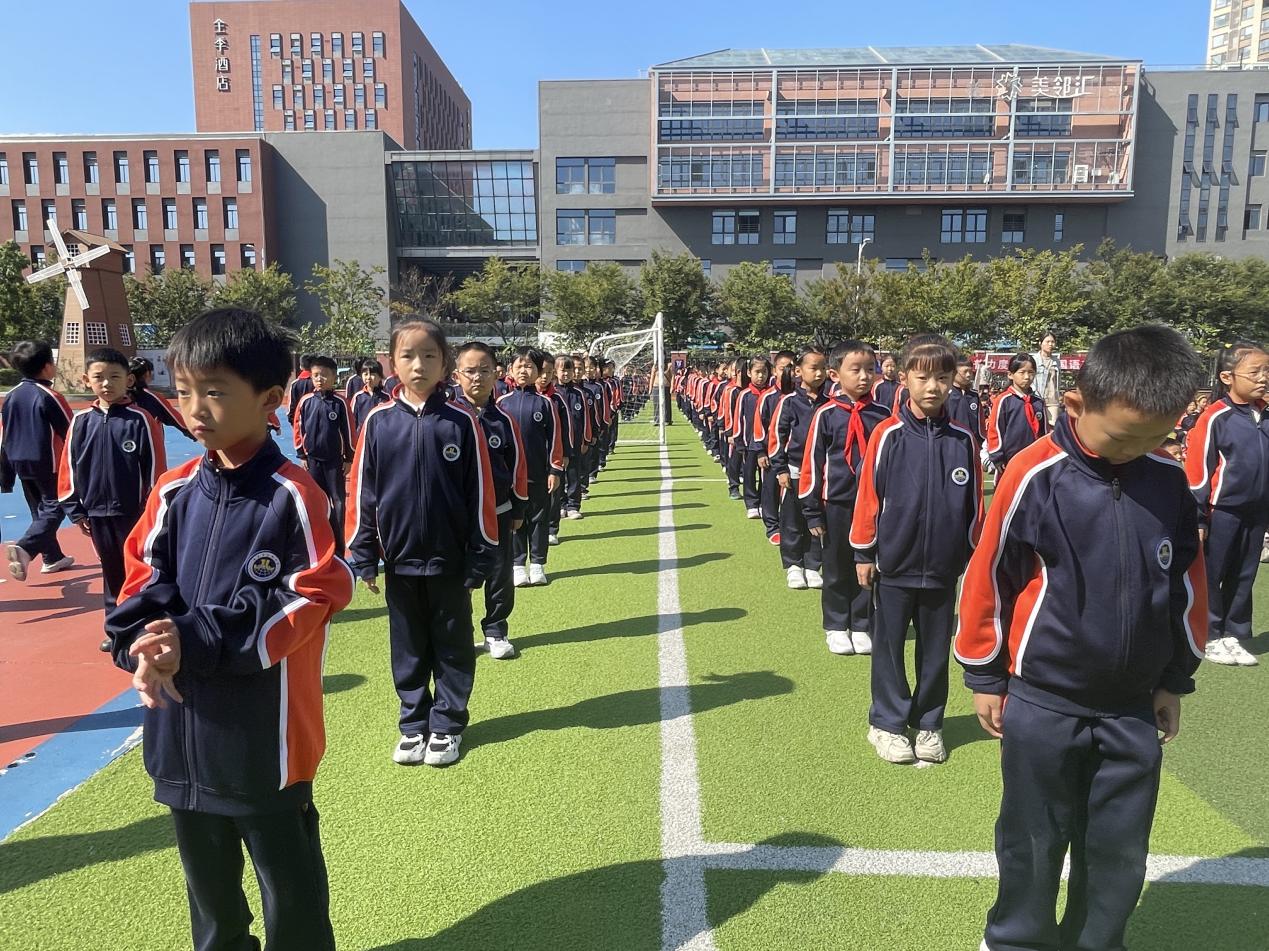 【湖畔·竞赛掠影】队形队列展风采 阳光活力正少年——记金陵小学（仙林湖校区）二年级进退场比赛_html_b0ebd8d.jpg