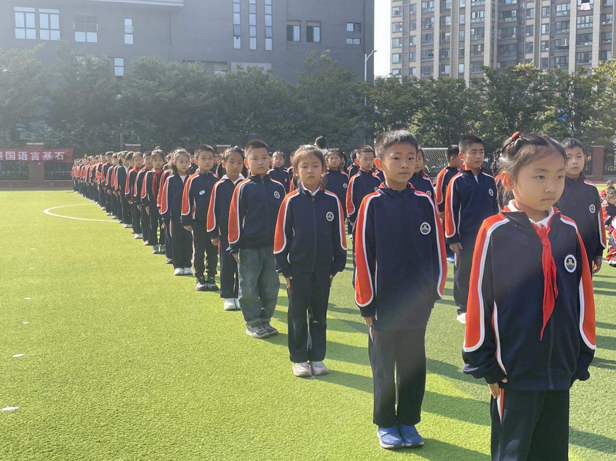 【湖畔·竞赛掠影】队形队列展风采 阳光活力正少年——记金陵小学（仙林湖校区）二年级进退场比赛_html_70215515.jpg