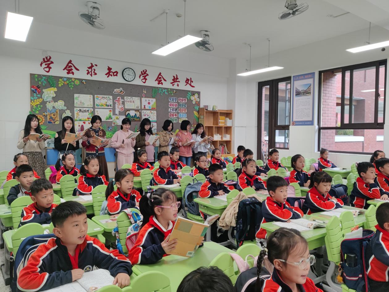 【湖畔·童化课堂】绽放温情之花，演绎温暖篇章——记金陵小学（仙林湖校区）二年级语文组教研活动_html_m1b2ad95c.jpg