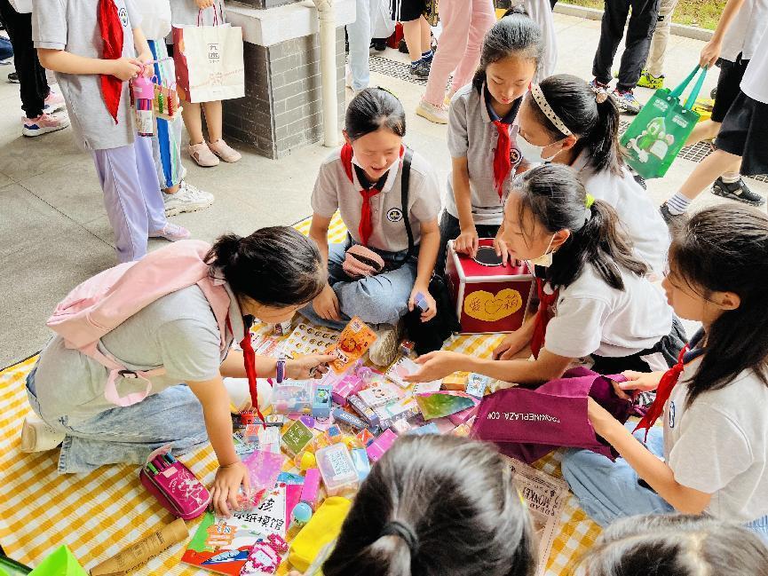 【湖畔光影】奉献爱心传真情 金小十年有我心——金陵小学（仙林湖校区）第九届爱心义卖活动_html_m5a4e2f22.jpg