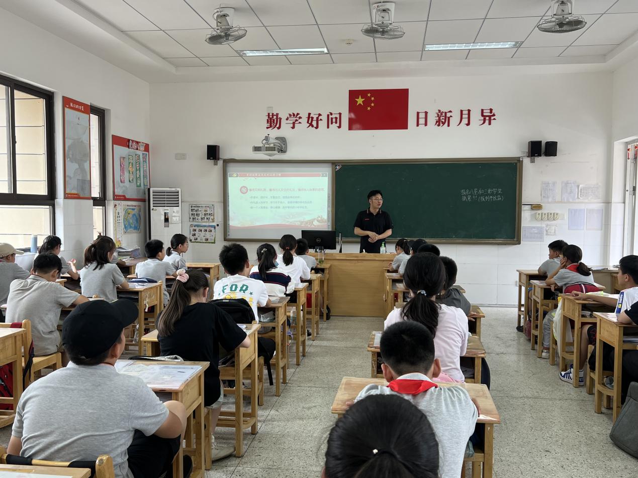 【湖畔党建】如何做一名合格的小学毕业生——中共南京市金陵小学仙林湖校区党支部开展“领导带头上好思政课”活动_html_m178b0343.jpg