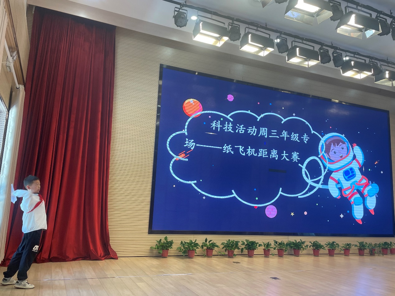 【湖畔光影】小小纸飞机，放飞科学梦—记金陵小学（仙林湖校区）之科技活动周三年级专场_html_m5b3e3656.jpg