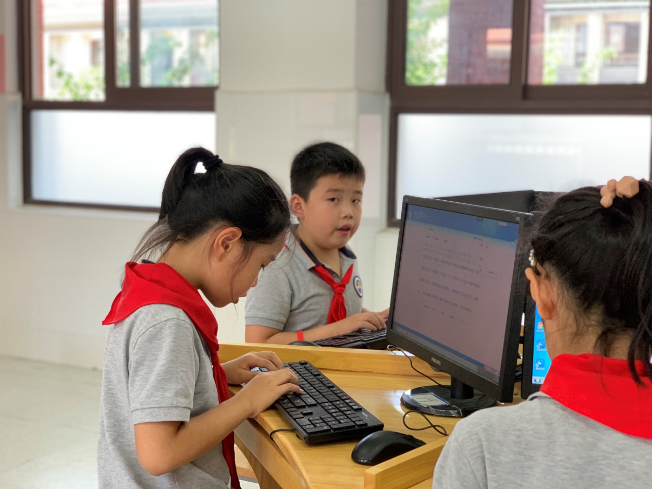 【湖畔光影】指尖飞扬，运指如飞——记金陵小学（仙林湖校区）第三届科技活动周之打字比赛_html_m75c3f463.jpg