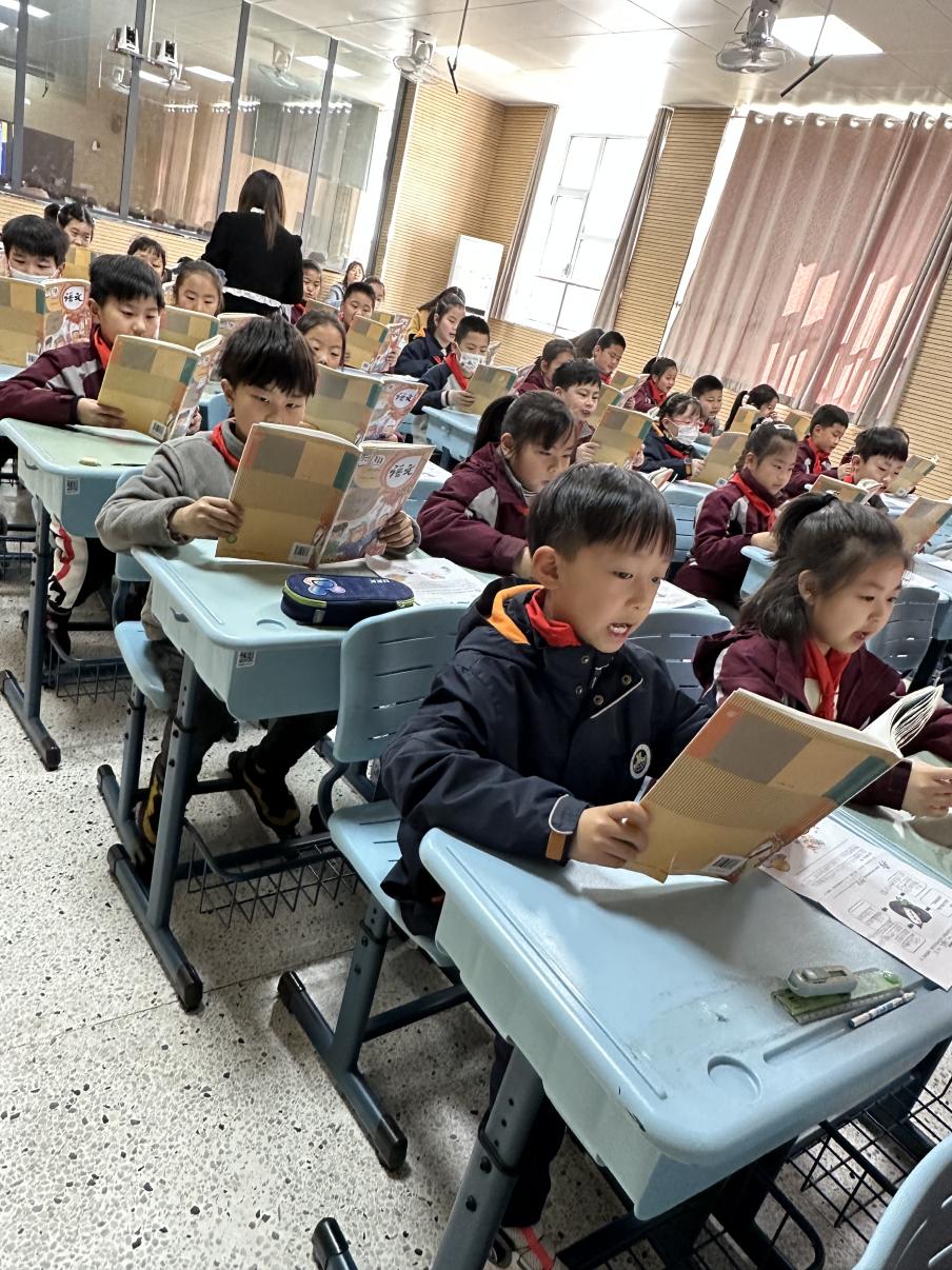 【博学广志】探索宇宙趣事  遨游多彩太空——金陵小学广志路校区语文组校本教研活动_html_m4c1cd20b.jpg