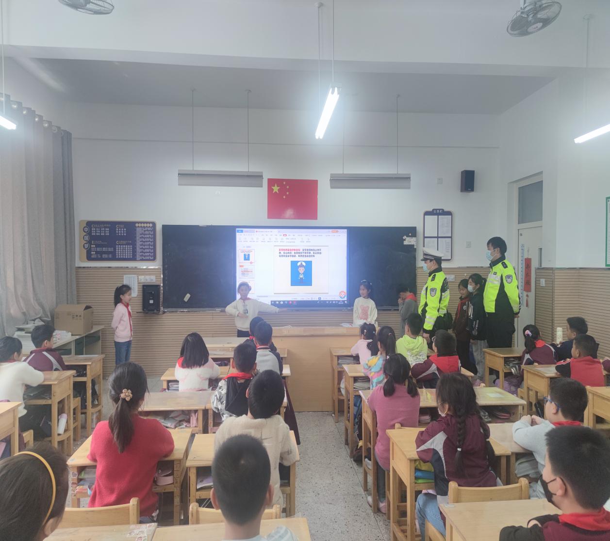 【博学广志】家长进课堂，携手“童”成长(1)_html_mb6f954b.jpg