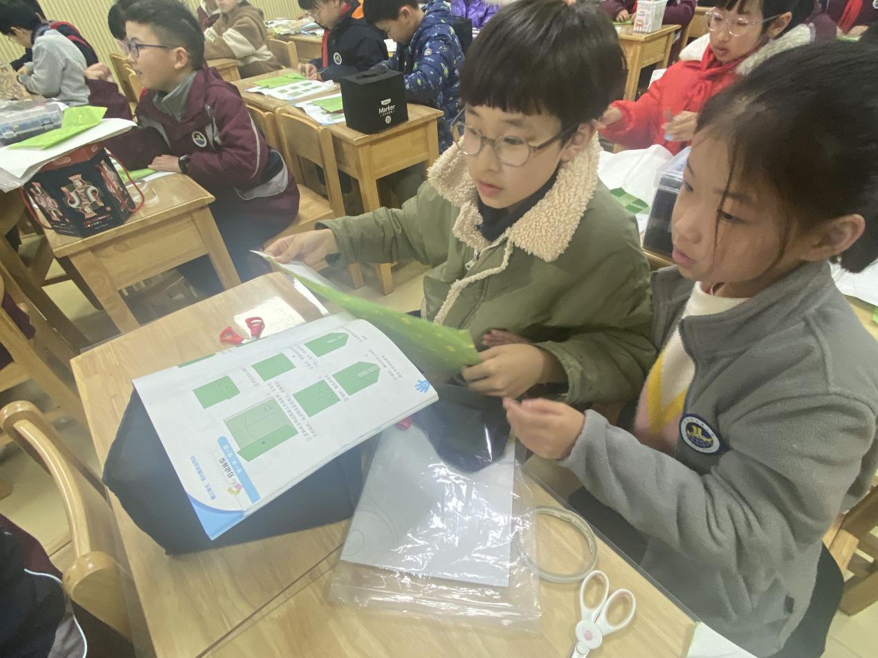 【湖畔·童化课堂】巧手课堂赋能成长 同课异构展师生风采——金陵小学（仙林湖校区）劳动主题赛课活动_html_46847829.jpg