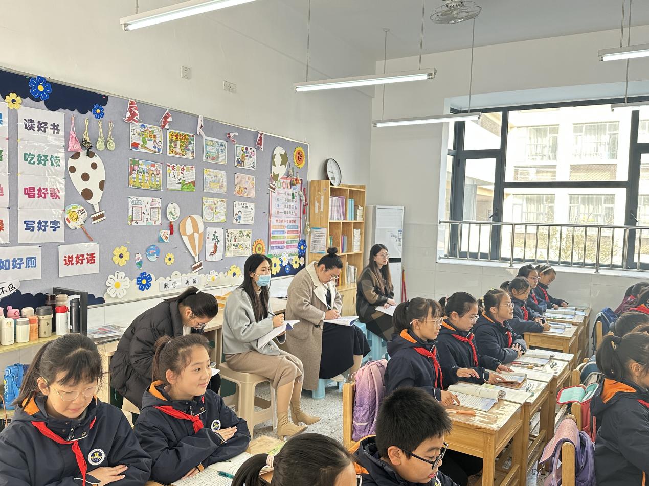 【博学广志】聚焦习作单元，共研教学策略——金陵小学广志路校区四年级语文组教研活动_html_184e2741.jpg