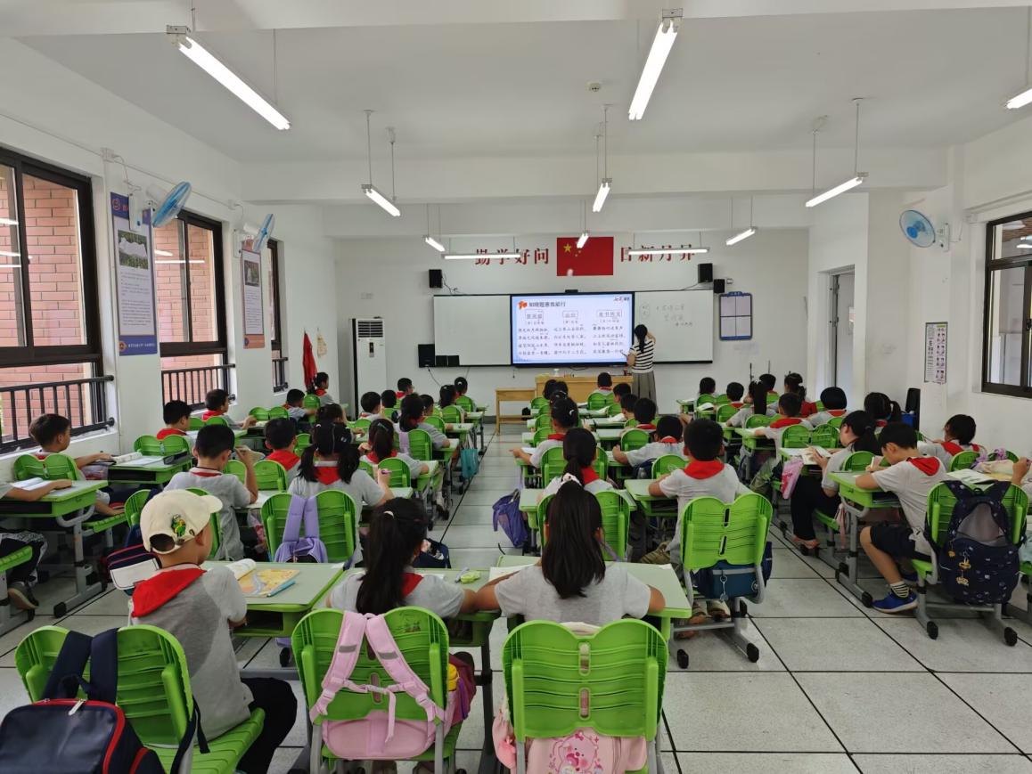 【湖畔·童化课堂】探古文意趣盎然，访诗句秋意渐浓——记金陵小学（仙林湖校区）三年级语文组内教研_html_m77704fb8.jpg