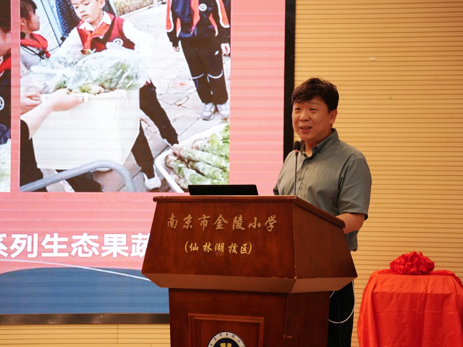 遇见自然：探索更广阔的世界——小译林《遇见自然》系列科普图书首发式暨栖霞区科普报告进校园活动_html_m4736cefd.jpg