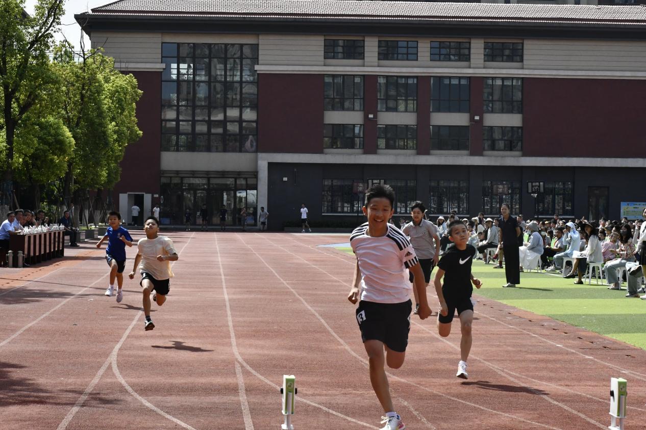 百米飞人挑战速度极限，体教融合共育世界儿童——南京市田径后备人才基地授牌仪式暨校园吉尼斯百米飞人大战活动_html_m2804b576.jpg