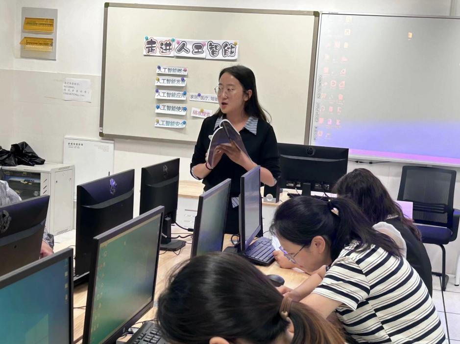 【湖畔·童化课堂】以问题链为导向的大单元教学实践研究——记栖霞区第四周小学信息科技主题课例研修活动_html_788dcee5.jpg
