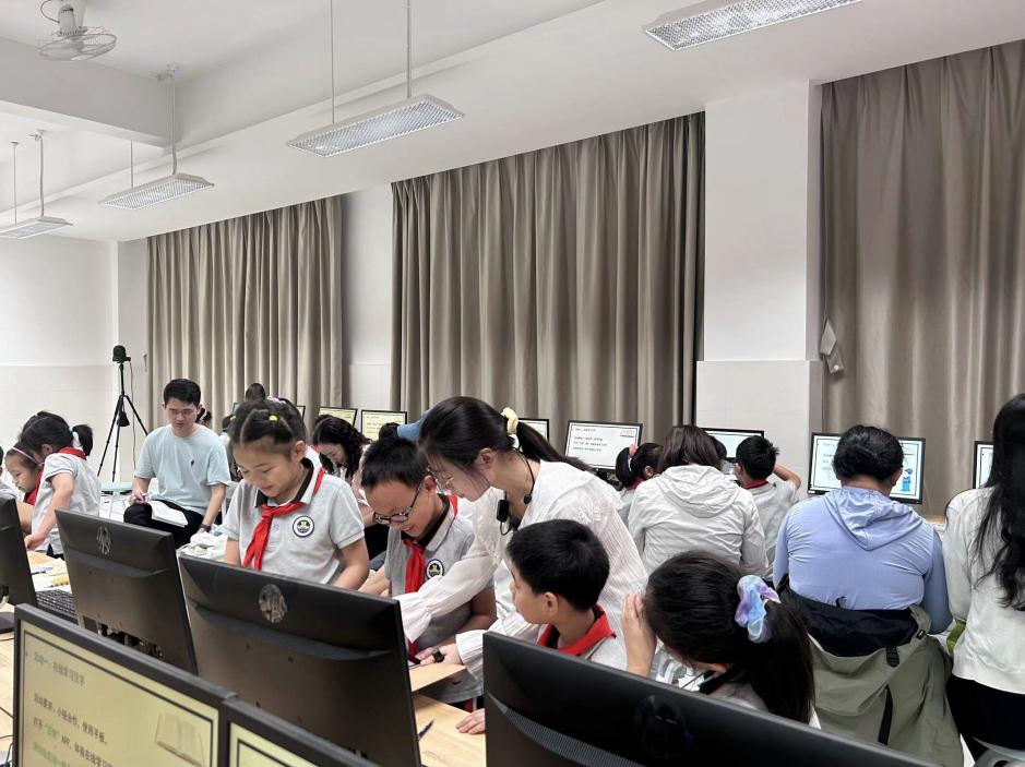 【湖畔·童化课堂】以问题链为导向的大单元教学实践研究——记栖霞区第四周小学信息科技主题课例研修活动_html_m26fc4f23.jpg