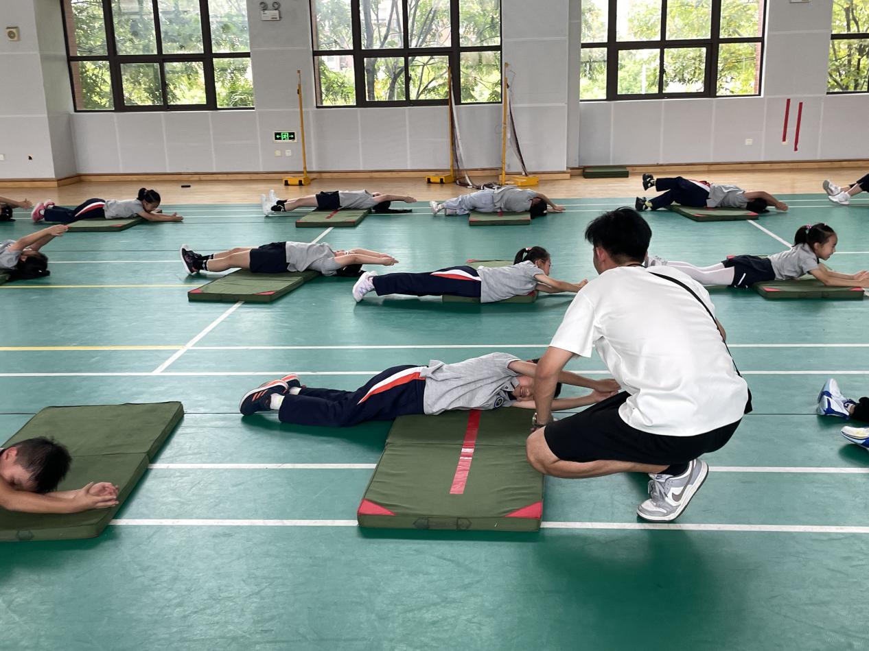 【湖畔·童化课堂】展体育课堂风采，以研促教共成长——体育校本研修之课例探讨_html_m548ad56b.jpg