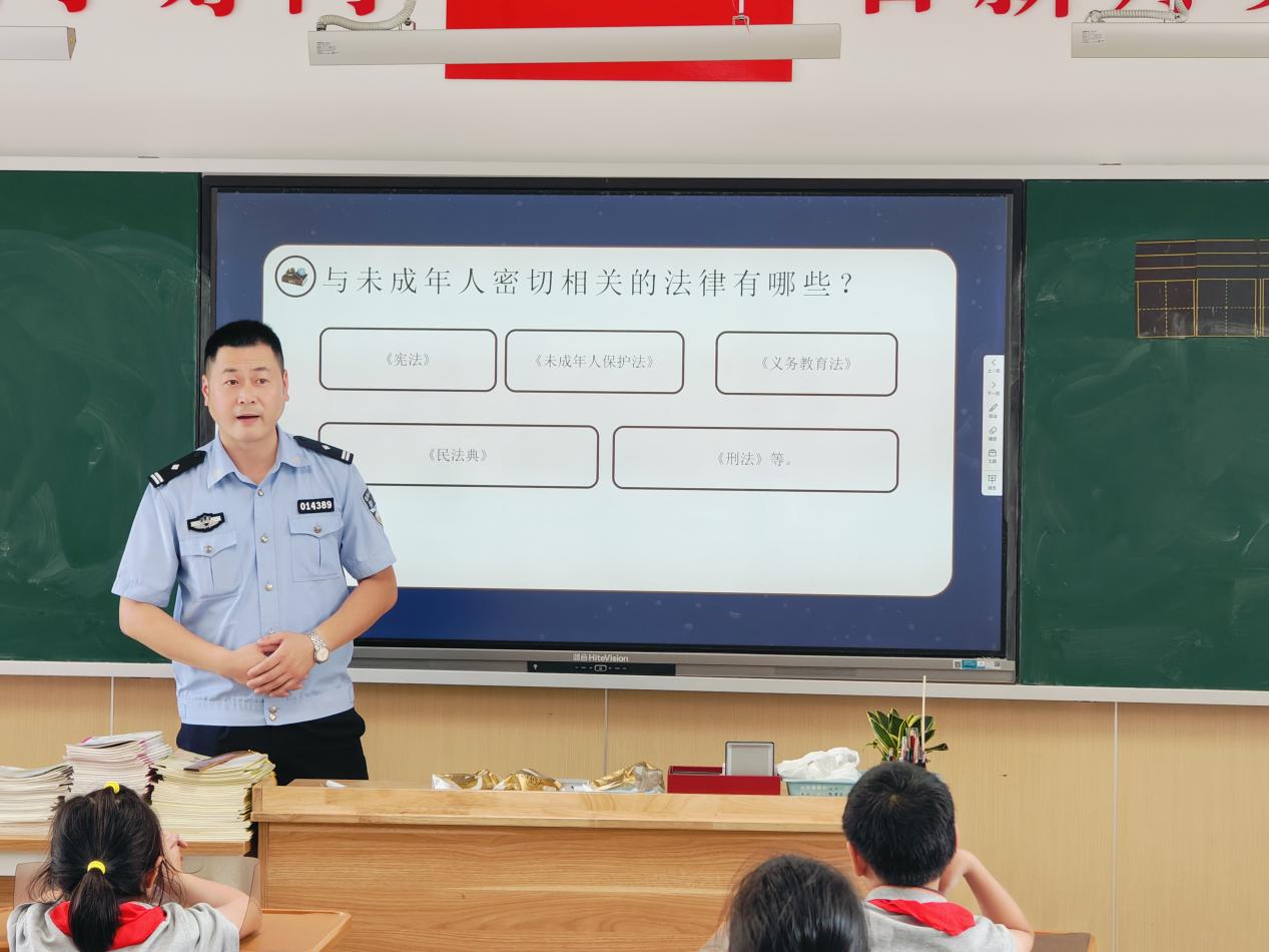 【湖畔·家校共育】法律就在我们身边 用法律浇灌祖国的花朵——三（16）班家长课堂_html_m36d3e71c.jpg