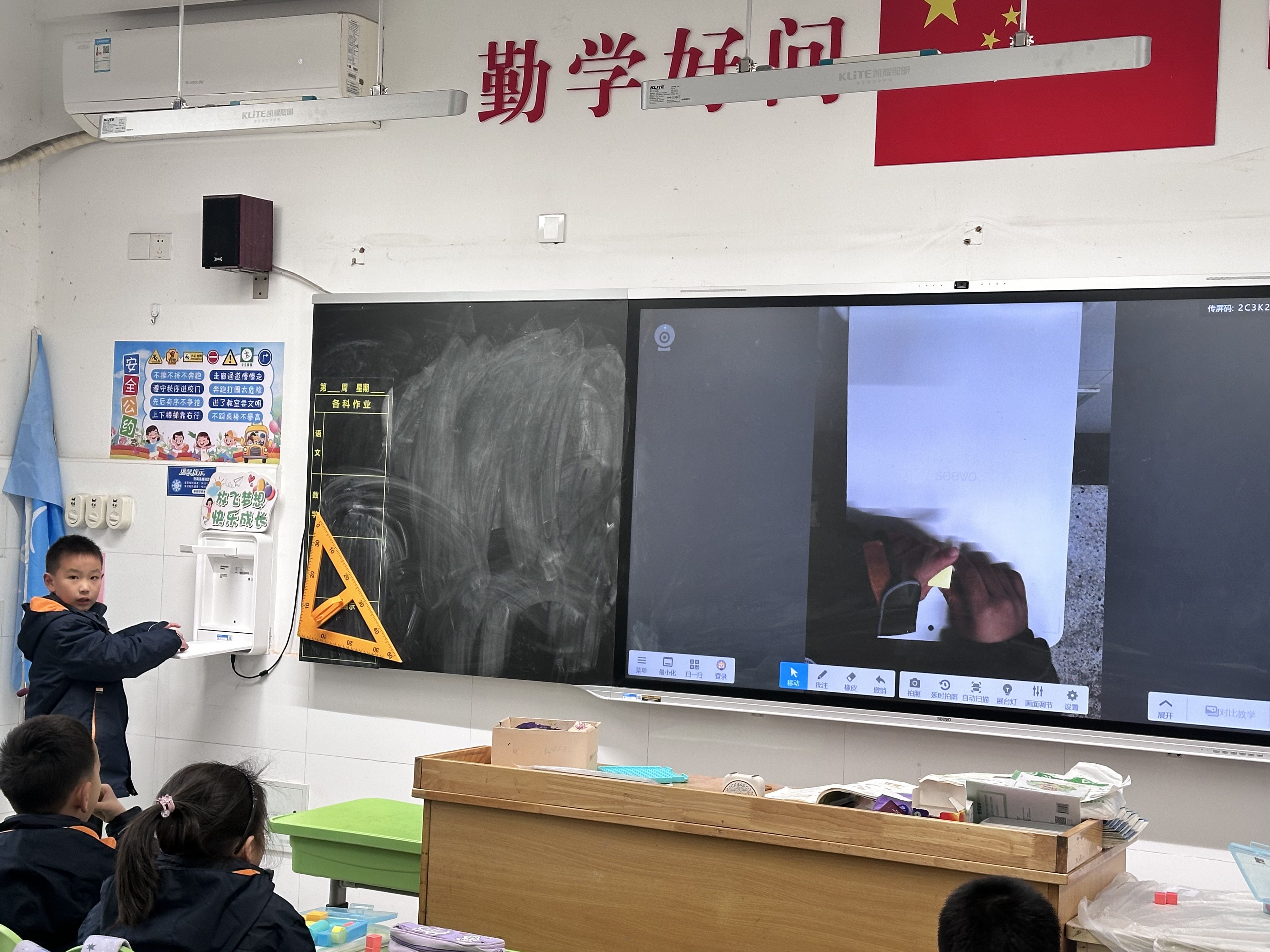 【湖畔·童化课堂】积木巧拼搭 空间思维生——数学校本研修之课例研讨(283)_html_1b7b0f03.jpg