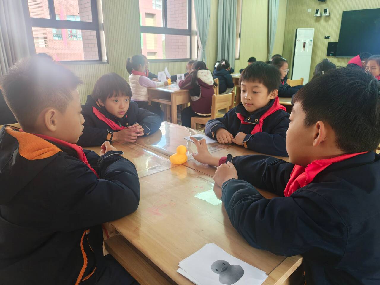 【湖畔·童化课堂】聚焦观察视角，剖析物体教学——数学校本研修之课例研讨（239）_html_7eb7c55e.jpg
