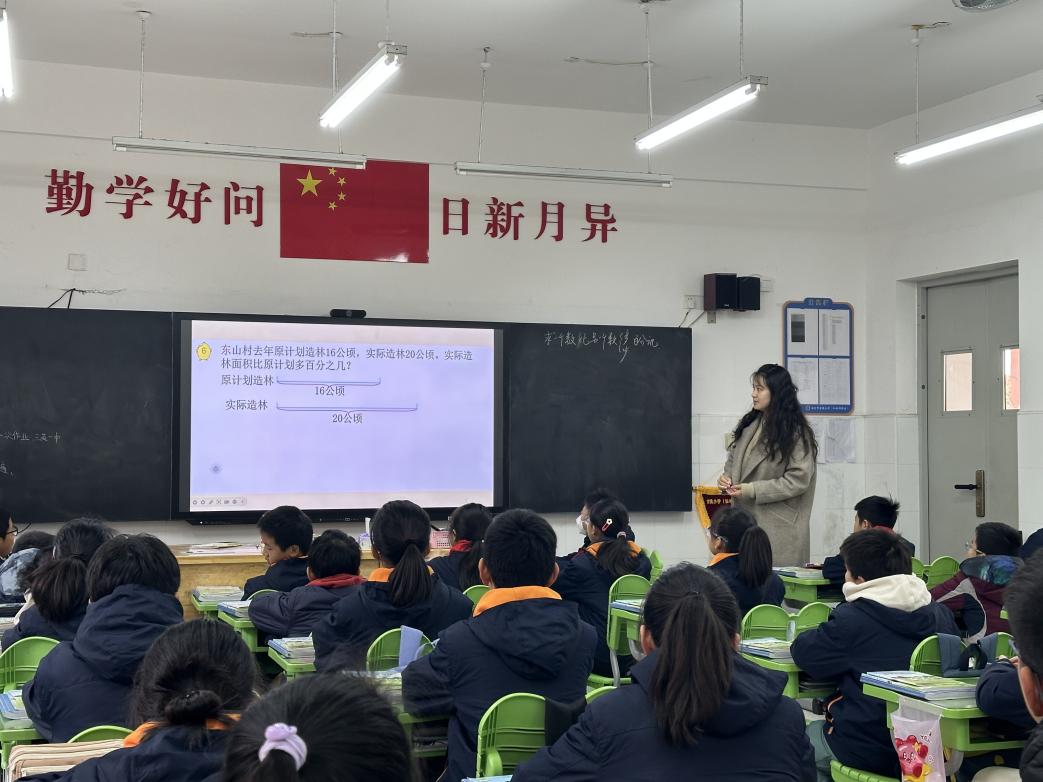 【湖畔·童化课堂】激发思维 创新教学——数学组校本研修之课例研讨（234）_html_m5470e434.jpg