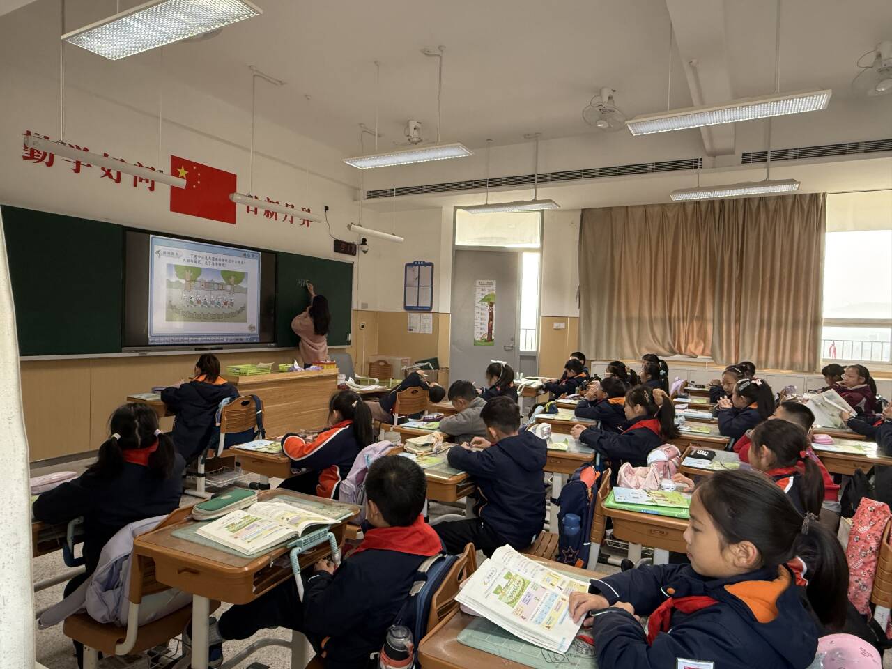 【湖畔·家校共育】共筑教育桥梁，见证孩子成长——金陵小学（仙林湖校区）第五次“家长开放月”三年级篇_html_26a60bc.jpg