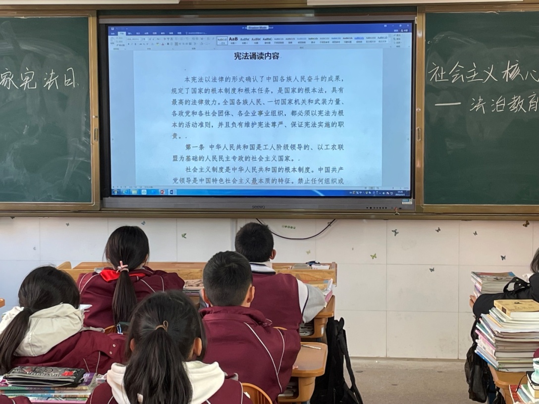 12.8开展宪法宣传周主题教育活动_html_m583e079c.jpg