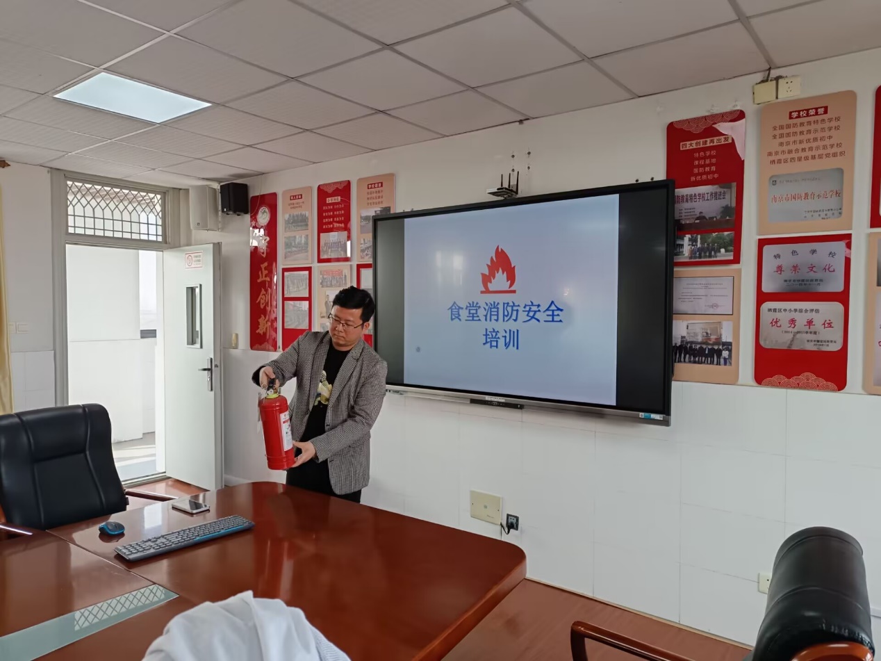 营防中学开展食堂从业人员消防安全知识培训_html_m67e70002.jpg