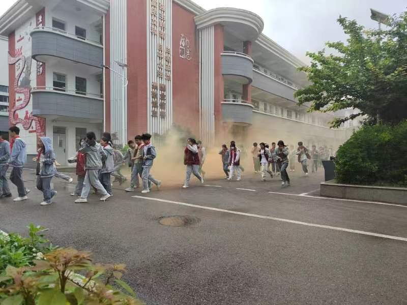人人讲安全  个个会应急_html_m32ad04e4.jpg