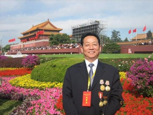 劳动教育新闻稿：劳模进校园_html_m36cf9600.png