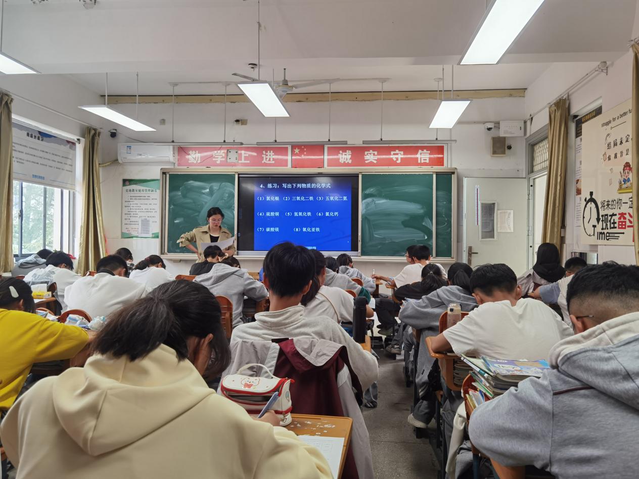 党员示范课新闻报道_html_f32178a.jpg