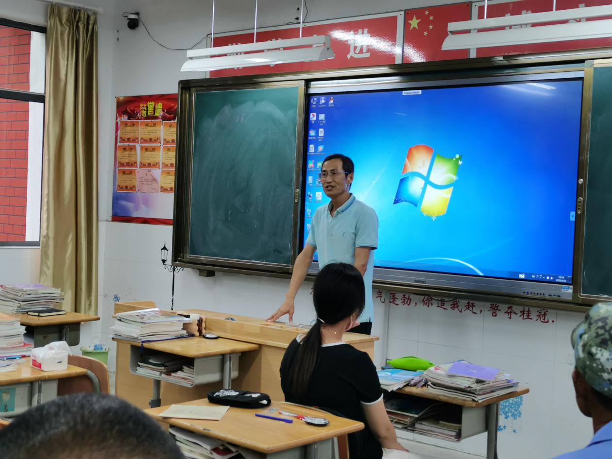 乘风破浪 一起成长——八年级家长会新闻报道_html_m6c827c66.jpg