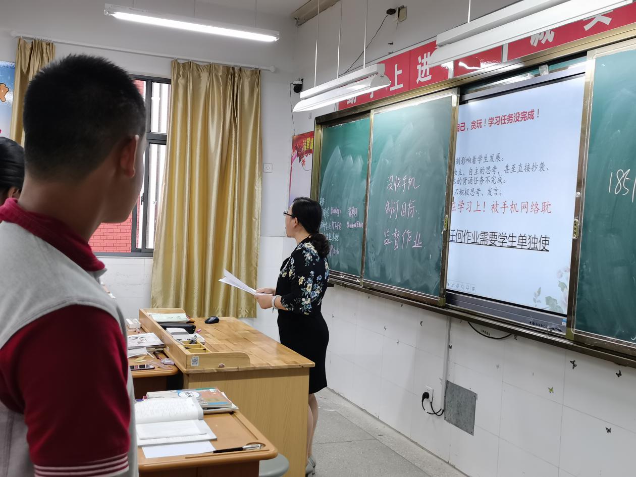 乘风破浪 一起成长——八年级家长会新闻报道_html_2449dfd6.jpg