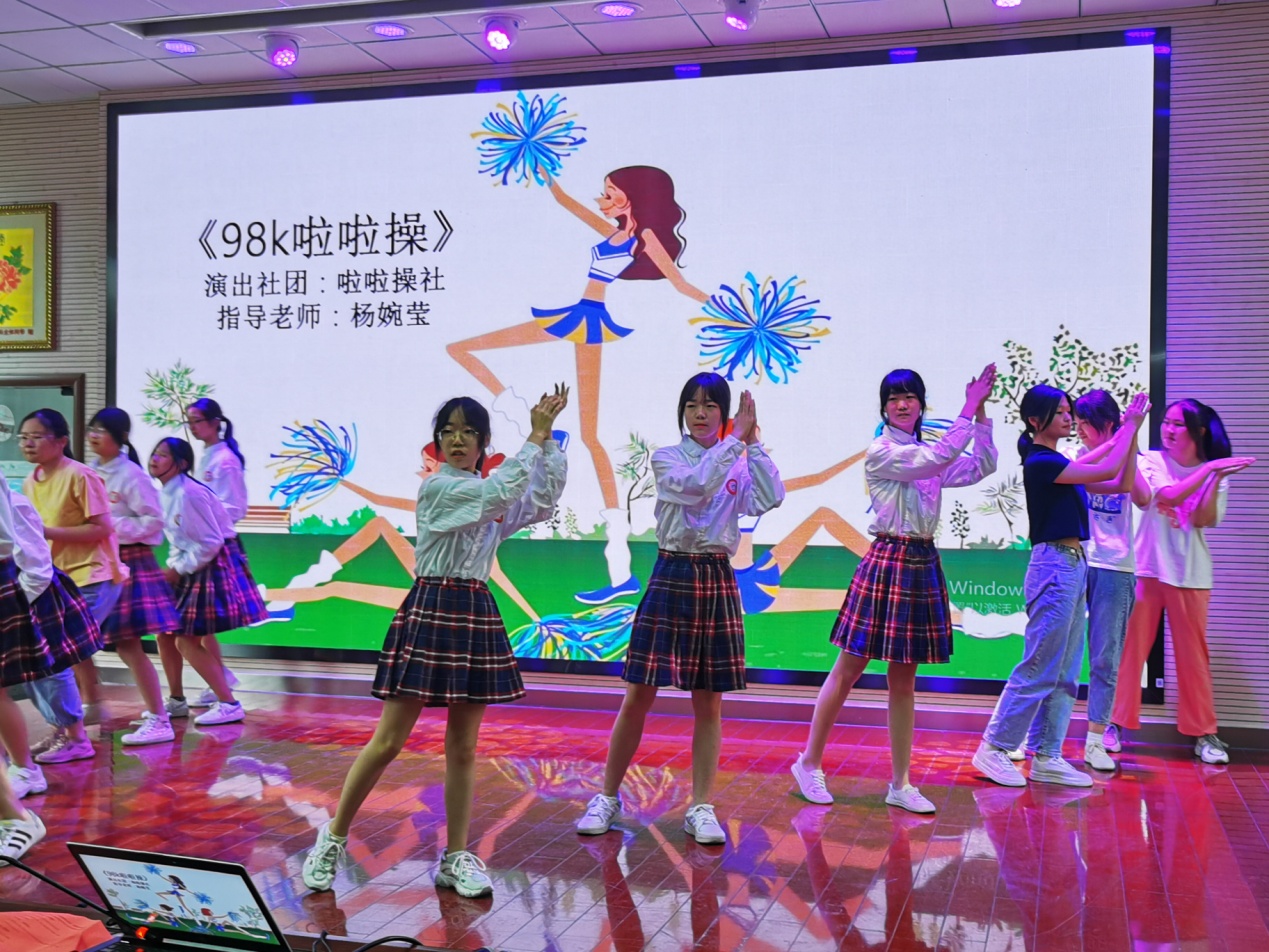 毕业典礼暨社团巡礼新闻稿_html_348ab92d.jpg