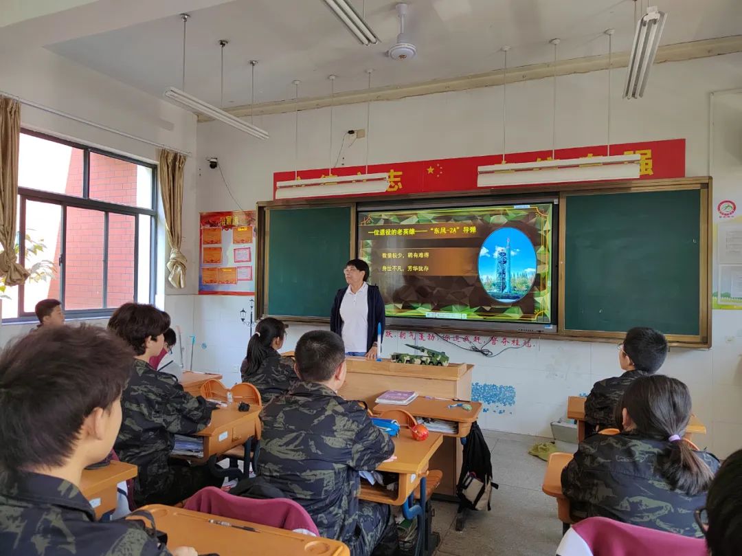 南京国防园联合营防中学开展国防教育科普报告进校园活动_html_me0f1370.jpg