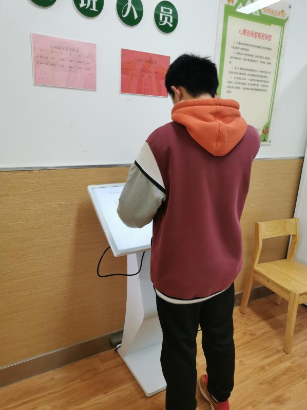 2023-10-31【尊荣营中】宣泄情绪，让“心”放松——南京市营防中学心育中心心理仪器使用开放日活动_html_5990481f.jpg