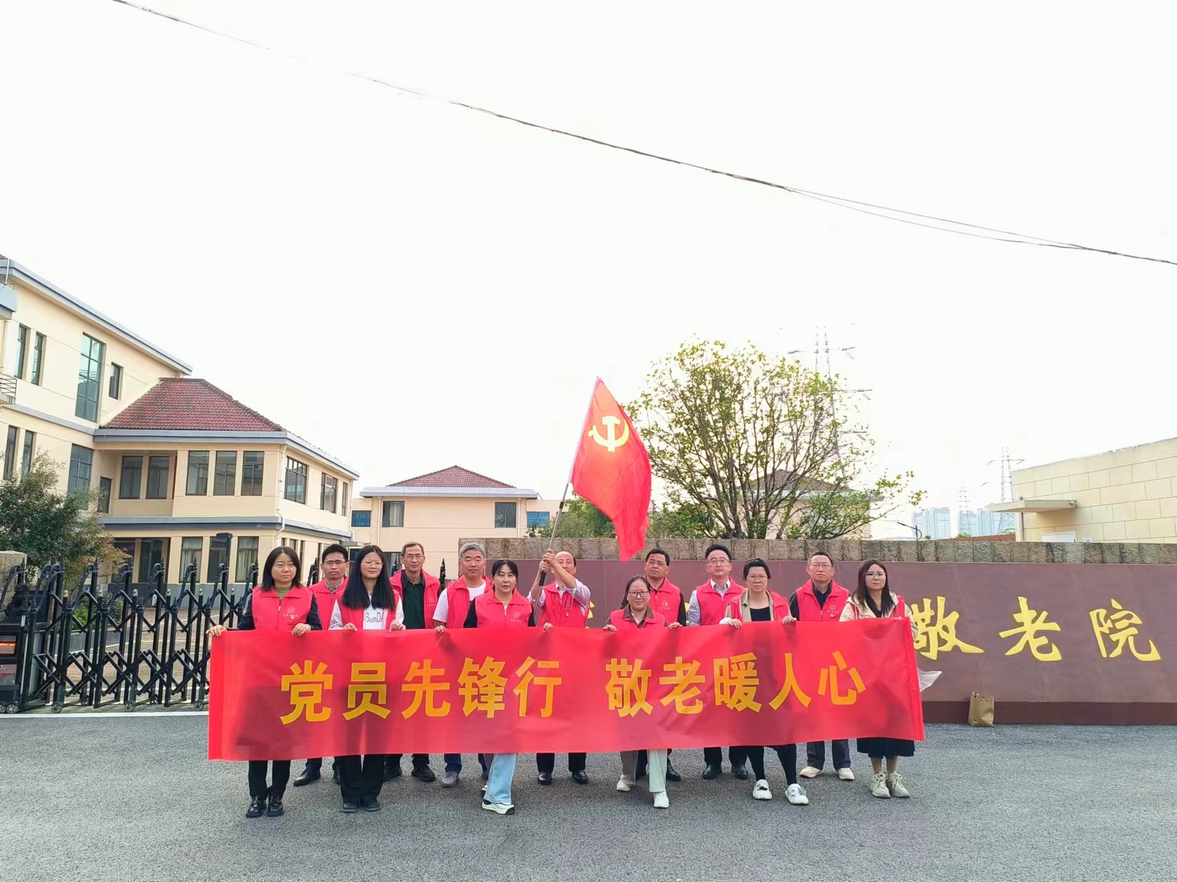 党员先锋行 敬老暖人心_html_m74f8a7f7.jpg