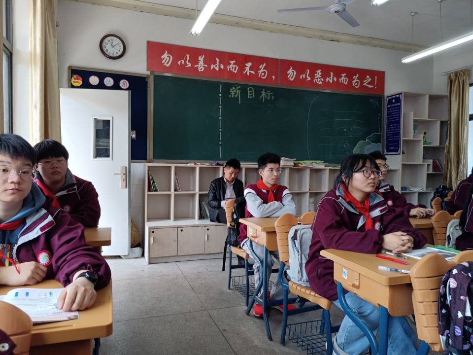 营防中学开学第一天报道_html_m61a777f3.jpg