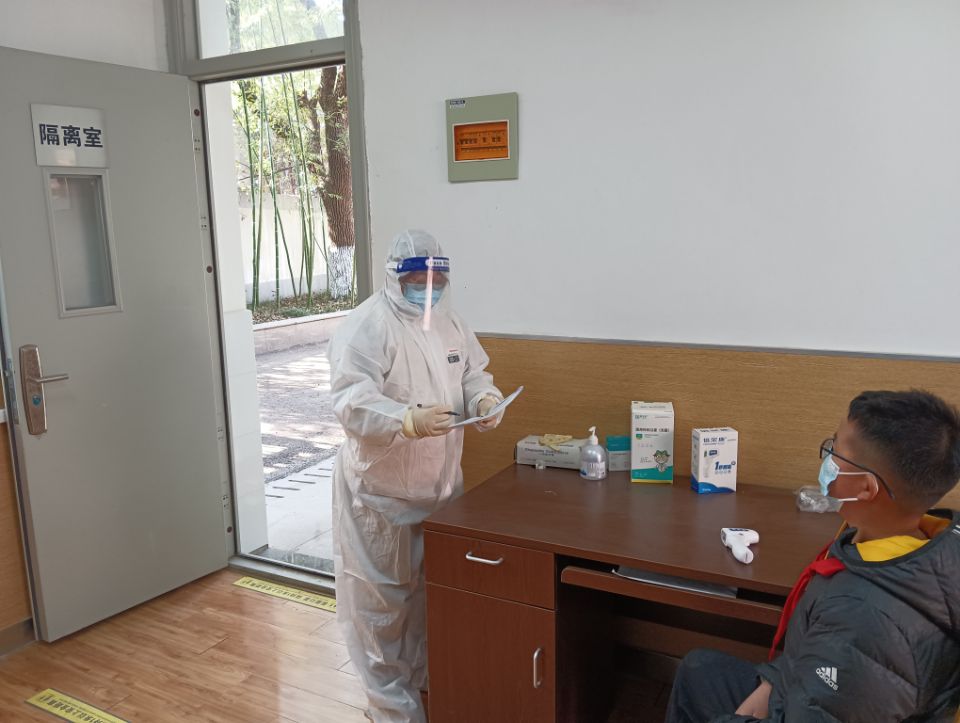 营防中学开展疫情防控应急演练活动_html_144e4a66.jpg