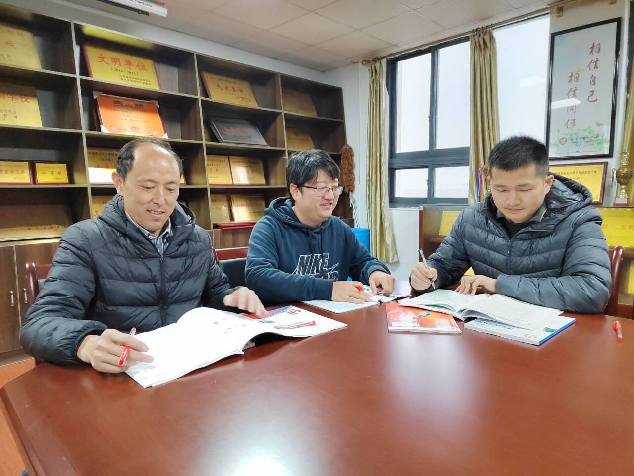 第二学期开学初教研组研讨活动纪实_html_1483930f.jpg