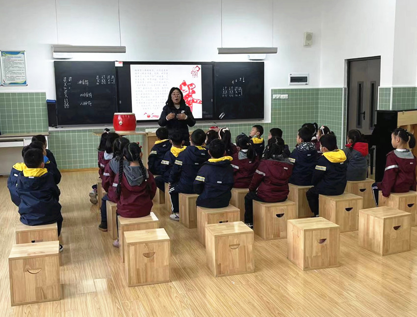 20211210华小综合组开展校本主题研修活动之《新年好》图1.jpg