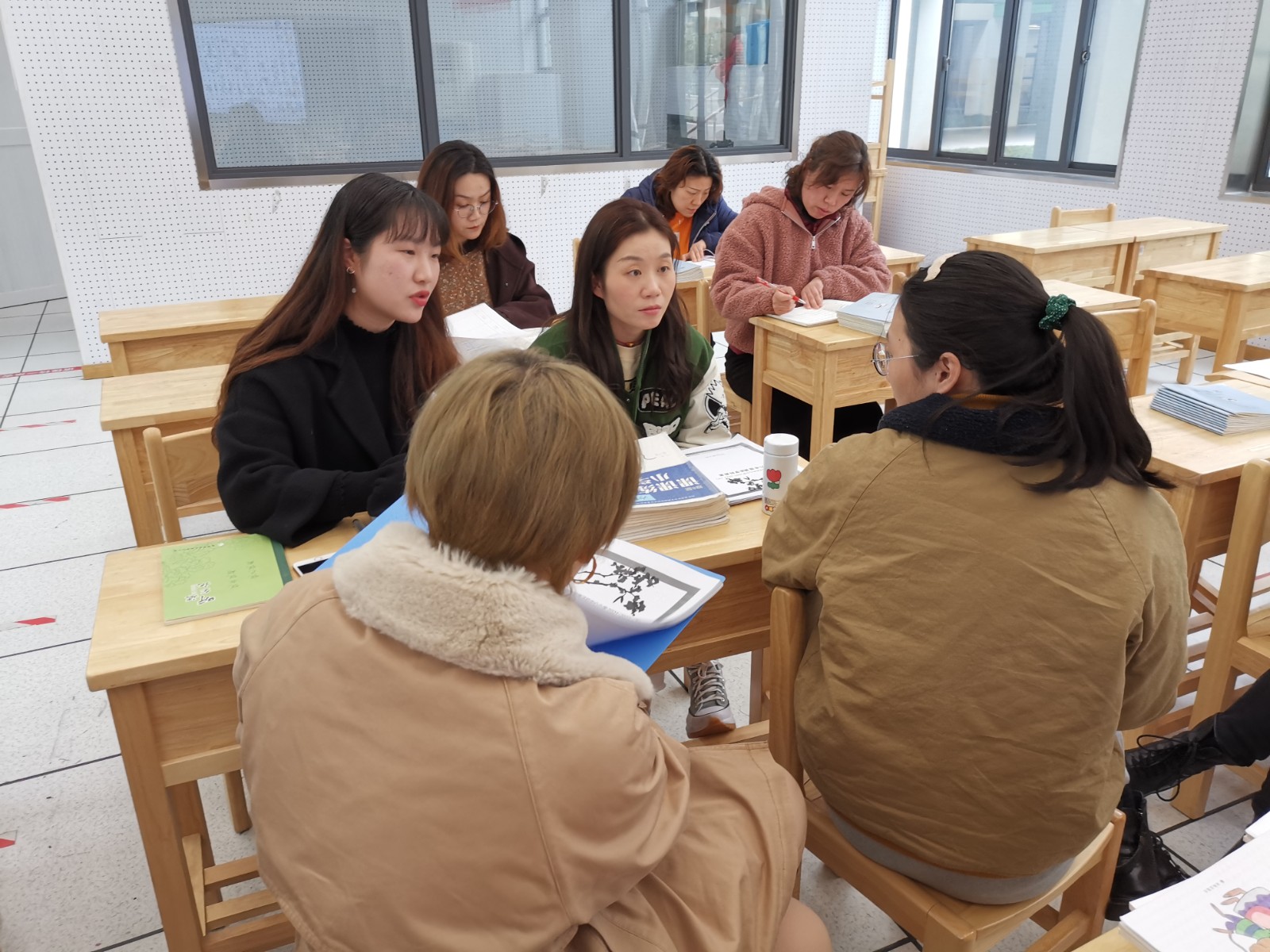 交流分享增实效，齐心协力谱新篇---燕小英语组教研活动