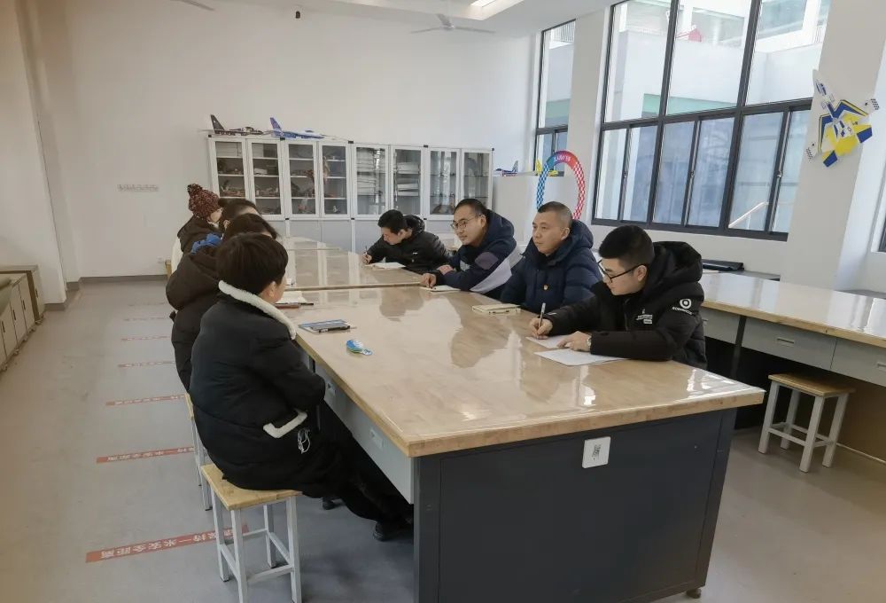 燕子矶中心小学召开四月师德师风警示教育培训会_html_77b8706.jpg