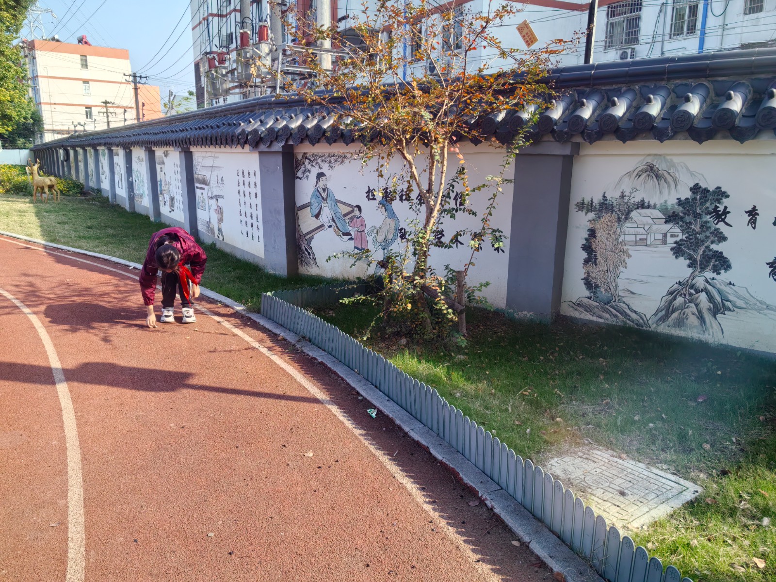 【悦群燕小 方圆礼堂】清理草丛垃圾 守护绿色校园 ——燕子矶中心小学“新燕小天使”志愿服务在行动