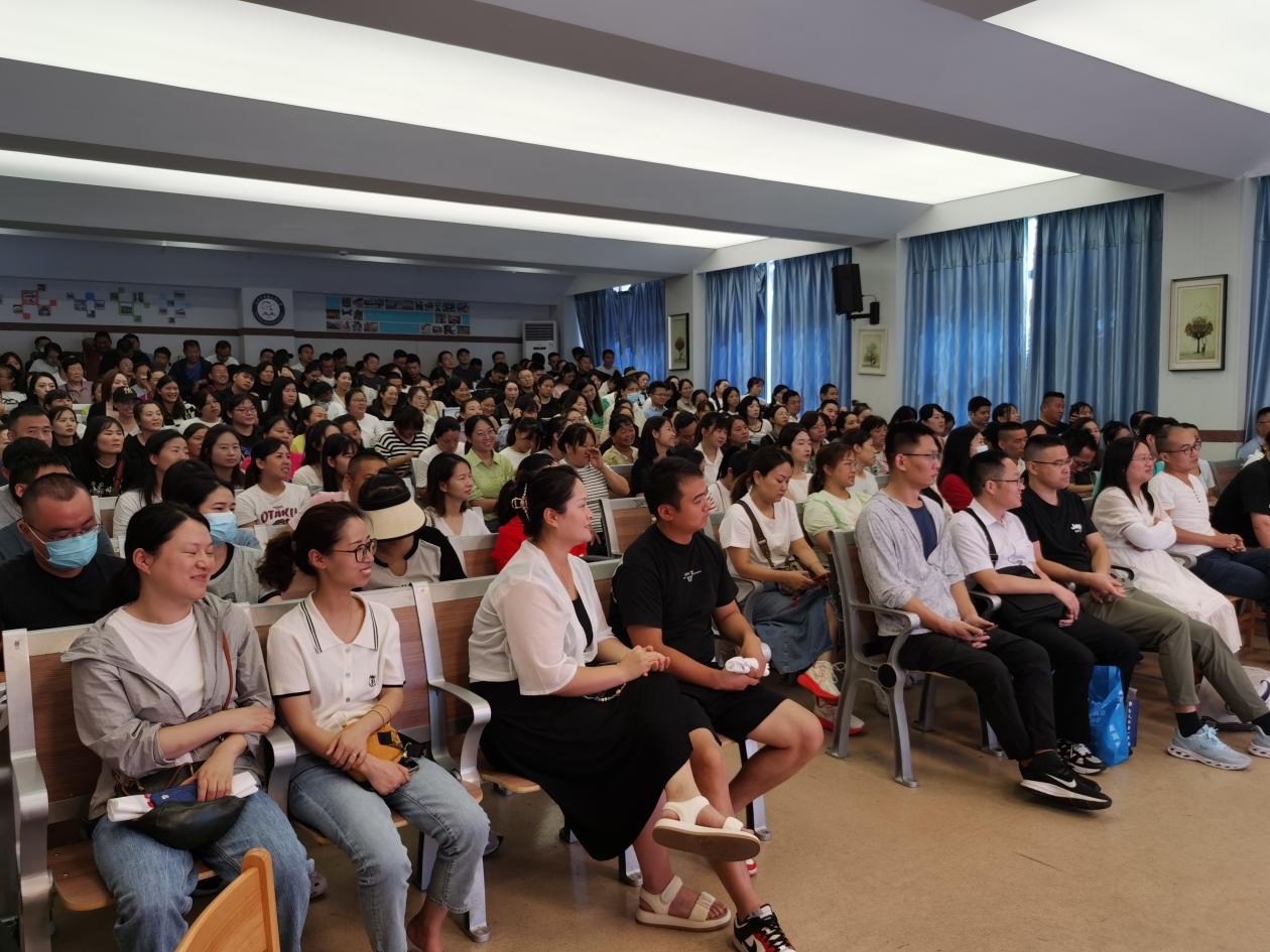 与孩子共同起跑——一年级新生家长学校讲座_html_1038fc64.jpg