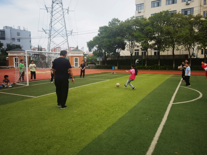 绿茵场上的足球少年新闻稿5.9_html_m4319798d.jpg