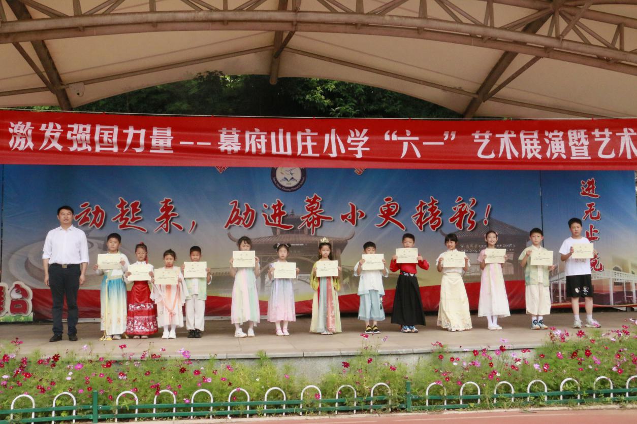 艺术展演报道_html_2560d555.jpg