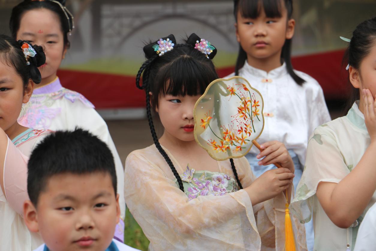 红领巾爱祖国 传承中华经典汉服节报道_html_53b9edac.jpg