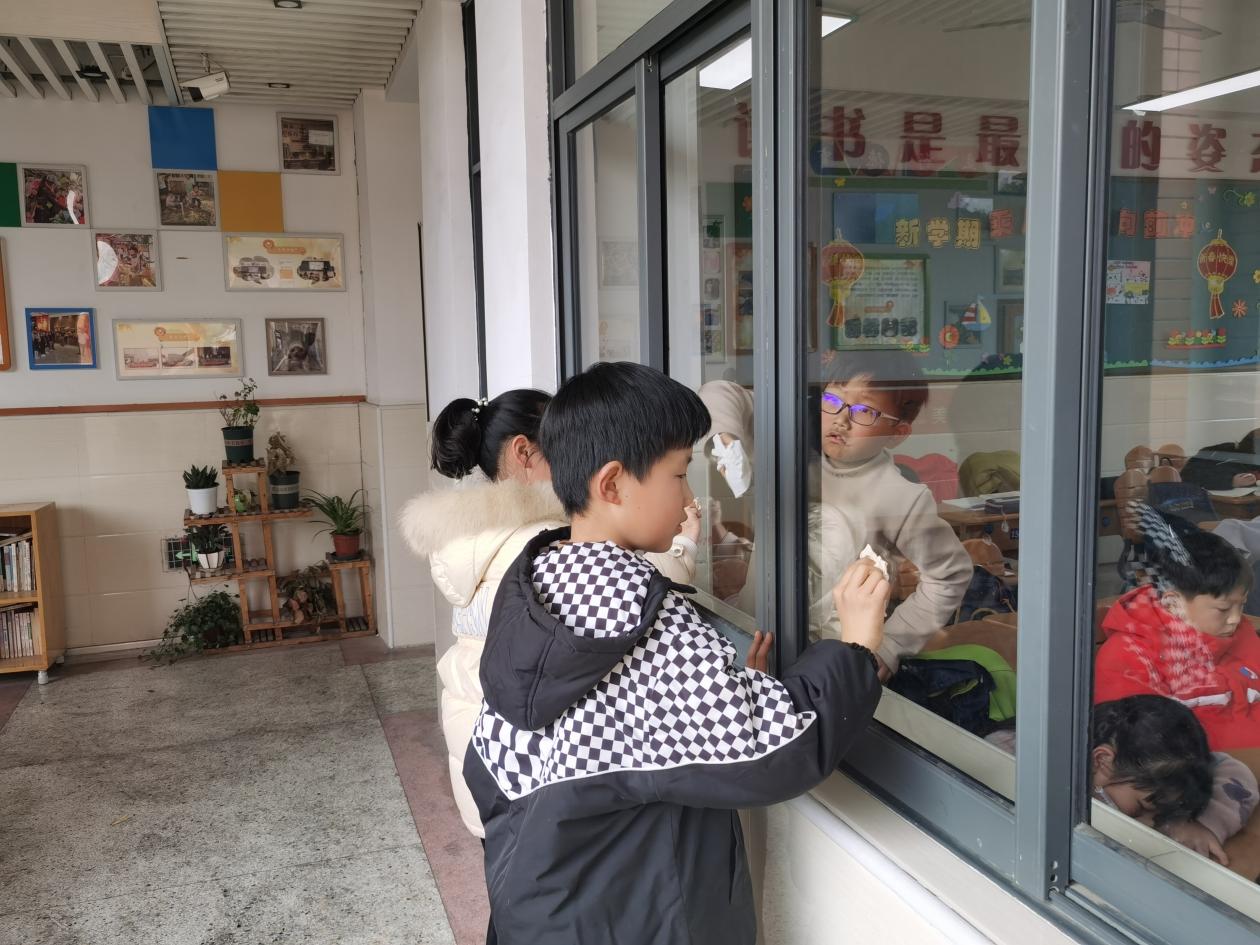 全校大扫除新闻稿_html_1367c5e4.jpg