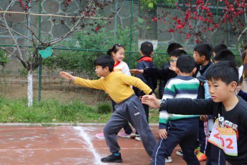 幕府山庄小学“阳光运动 快乐成长”春季运动会(2)(1)_html_m564efe57.jpg