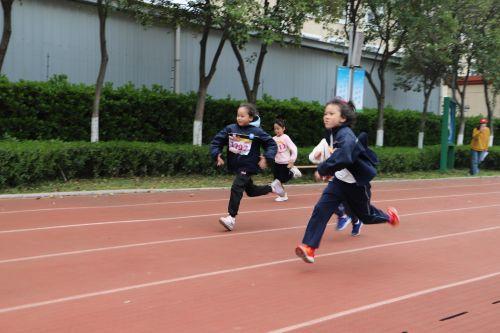 幕府山庄小学“阳光运动 快乐成长”春季运动会(2)(1)_html_34332de1.jpg