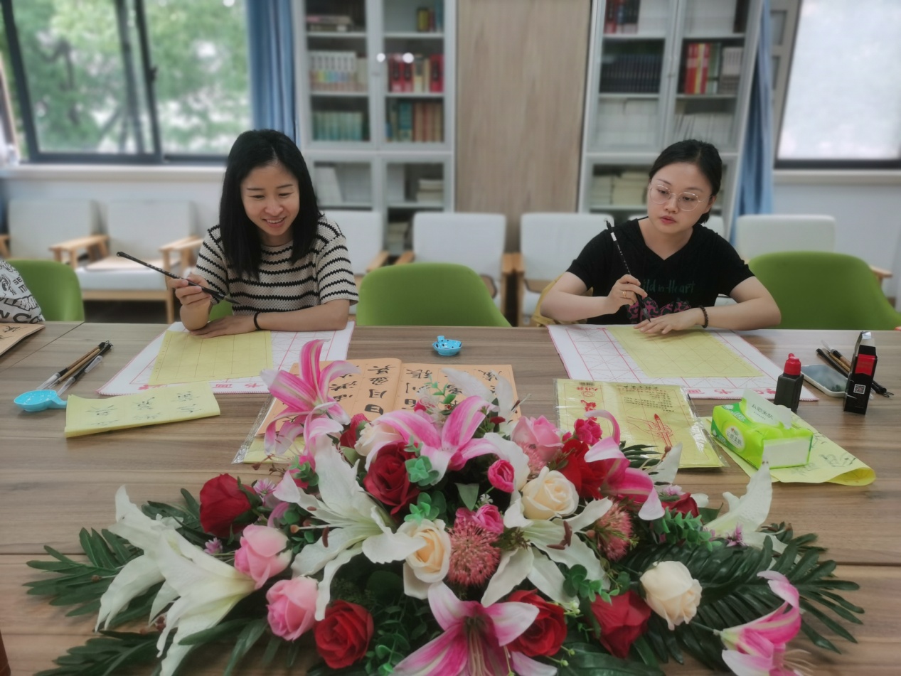 书法名家进校园 翰墨飘香满经开(2)_html_21a0b555.jpg