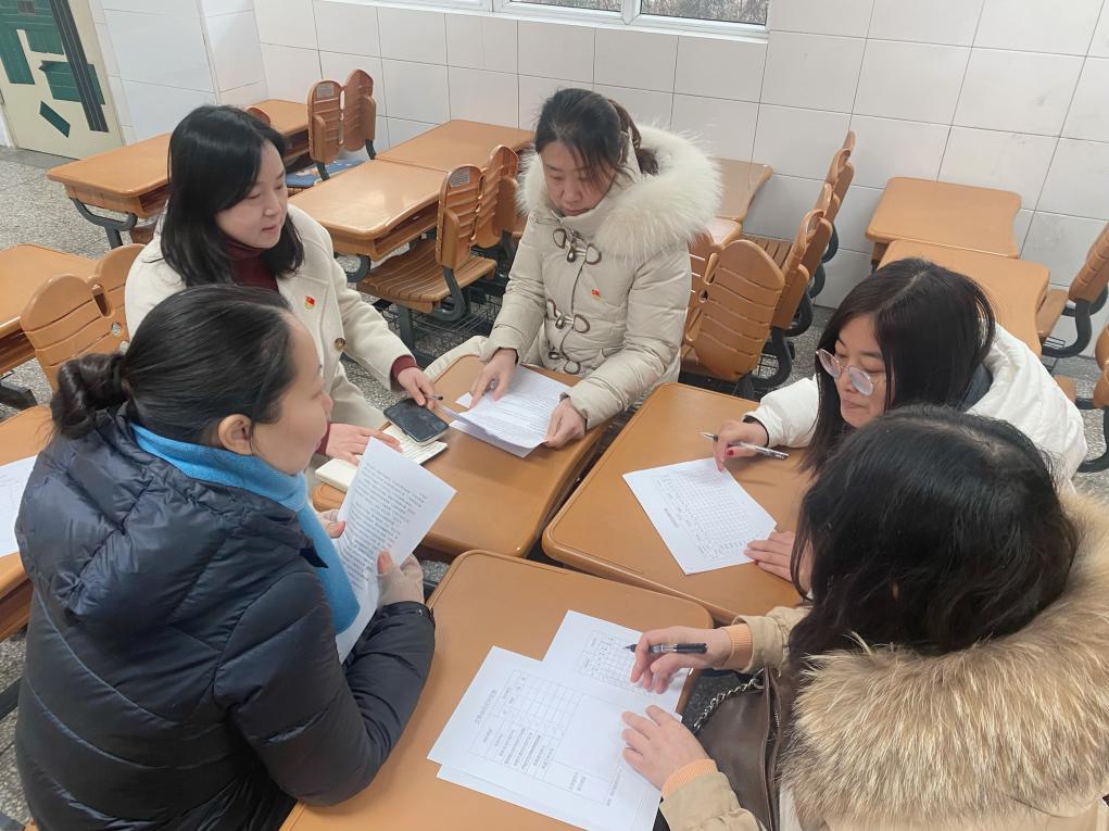 南湾营小学开展组织生活会暨民主评议党员大会_html_6080b862.jpg